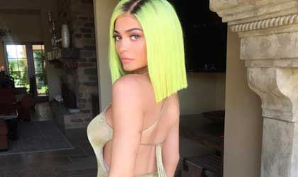 Un cambio extremo de color de cabello por parte de Kylie Jenner