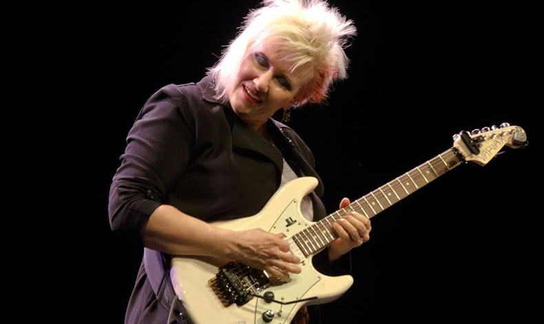 Jennifer Batten la guitarrista de Michael Jackson llegar a Panam