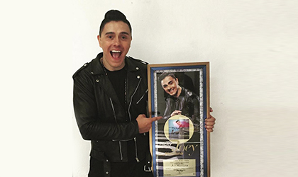 Joey Montana recibi disco de oro en Mxico