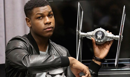 Star Wars: John Boyega se aduea del arma de Finn