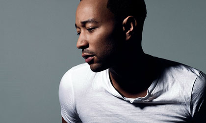 John Legend cada da se esfuerza por ser un buen esposo