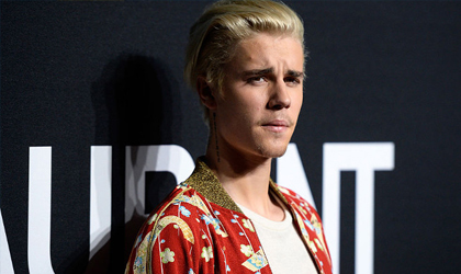 Justin Bieber sorprende a ni�os en Mumbai en el autob�s escolar
