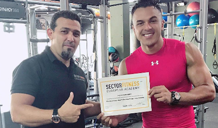 Kevin Fernández recibe certificado de Entrenador Personal
