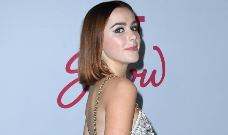 Kiernan Shipka luce en alfombra roja un vestido perfecto para fin de ao