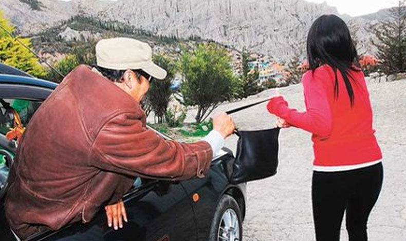 Par de delincuentes roban a una persona