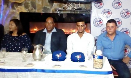 Leonardo Jimnez firma contrato con los Azulejos de Toronto