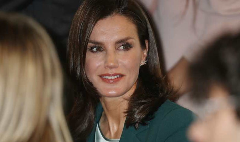 Letizia luciendo chaqueta sobre top de satn de color menta