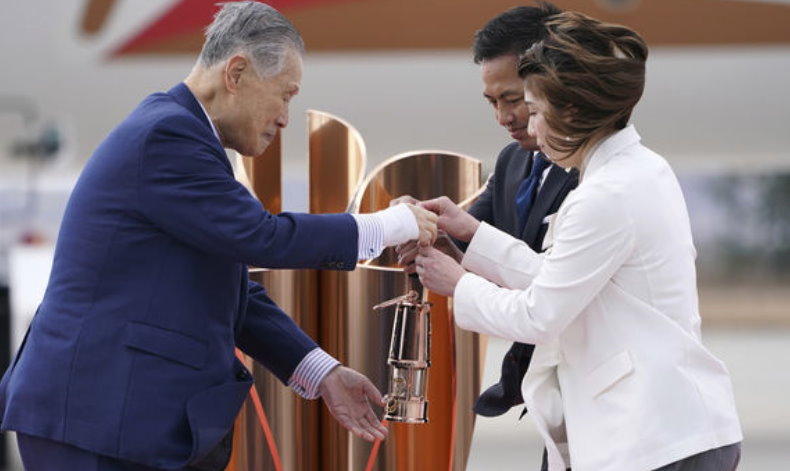 La llama olímpica llega a Japón en medio de dudas sobre Tokio 2020