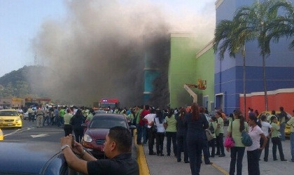 ltima Hora: Fuego consume almacn Madison Albrook Mall