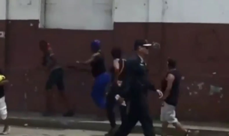 Corrige a sus hijos con mano dura
