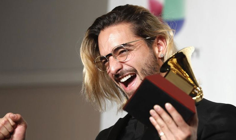 Maluma reparti regalos en Navidad
