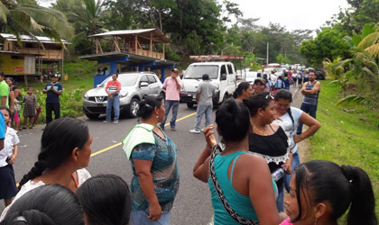 Manifestantes bloquean paso por la v�a hacia Bocas del Toro