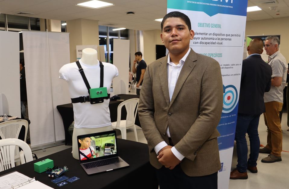 Estudiante de la UTP presenta dispositivo para personas con discapacidad visual