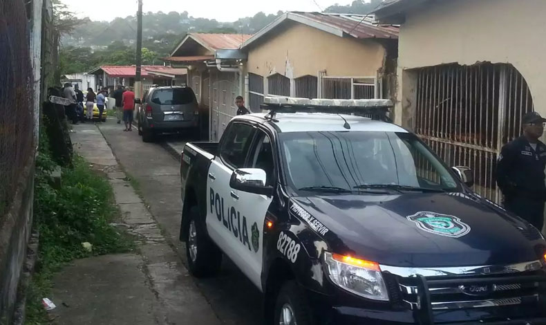 Hombre es atacado a tiros en su casa
