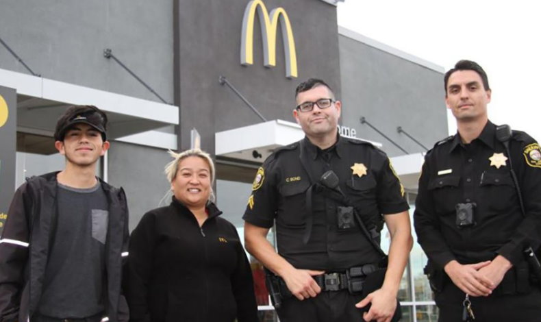 Empleados de McDonalds ayudan a mujer que gesticulaba aydenme