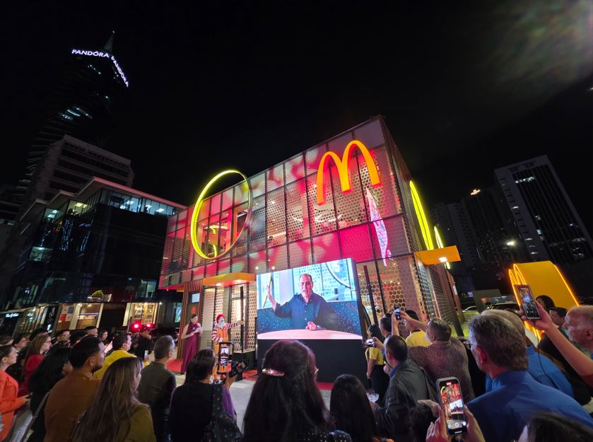 Arcos Dorados inaugura su primer Flagship en Panam� y   tercer McDonald�s con el dise�o Luna en el mundo