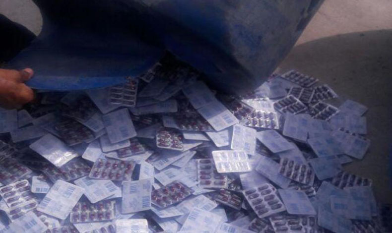 Decomisan medicamentos hallados en la embarcación Santa Lucía 2 proveniente de Colombia