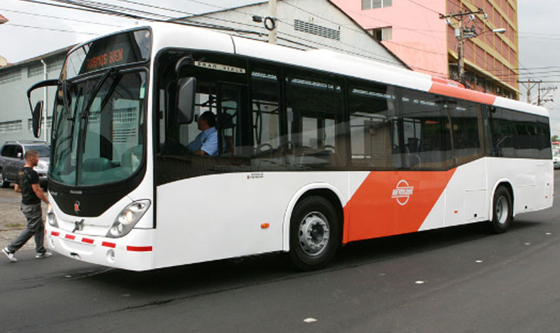 Un choque entre metrobs y un sedn deja como saldo tres personas heridas