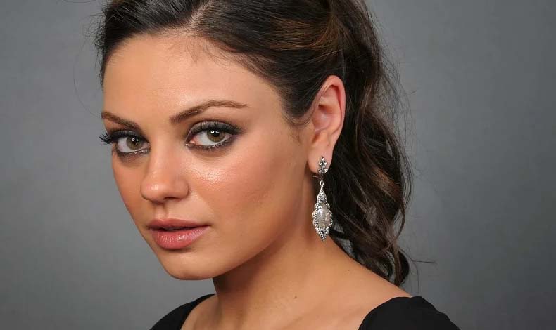 Mila Kunis Los viernes por la maana se levanta emocionada