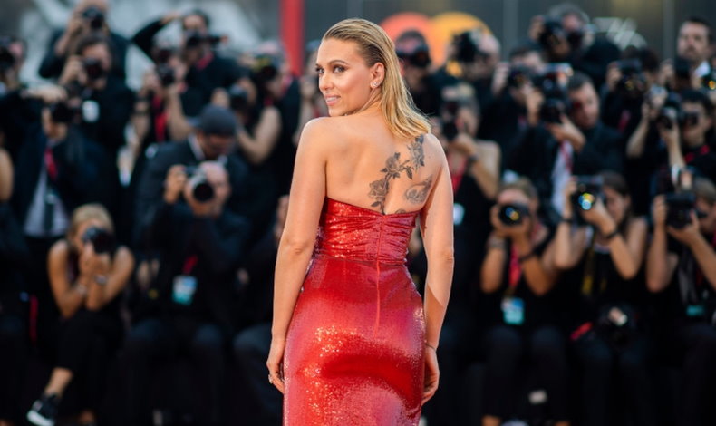 Scarlett Johansson luce tatuajes y un vestido rojo de Celine en Festival de cine de Venecia