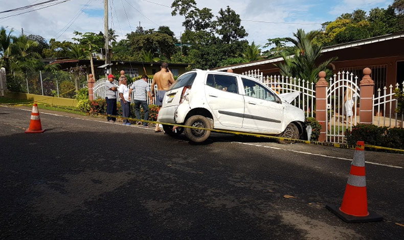 Vehculo la sorprende en su casa y pierde la vida