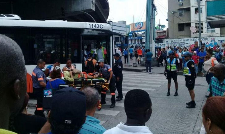 Mujer es arrollada por un Metrobs