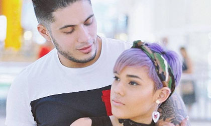 Nelva, comparte foto con un chico