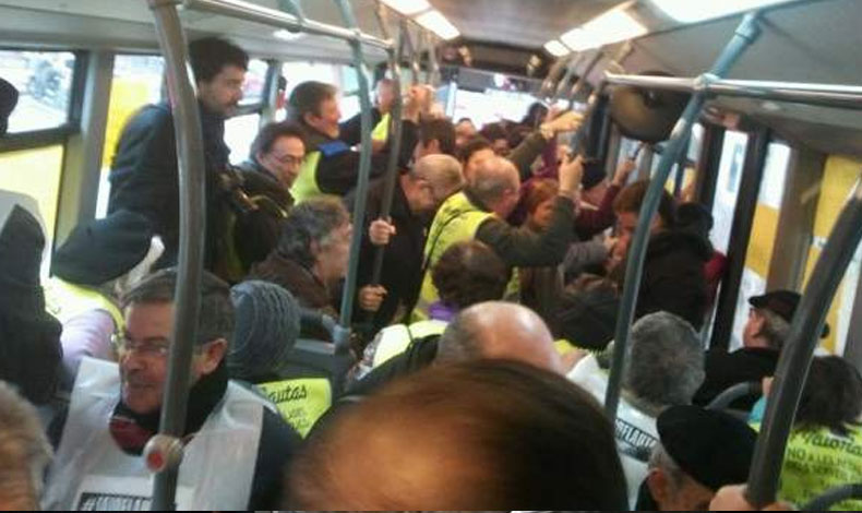 No cedas tu puesto a un anciano en el transporte pblico, es por su bien
