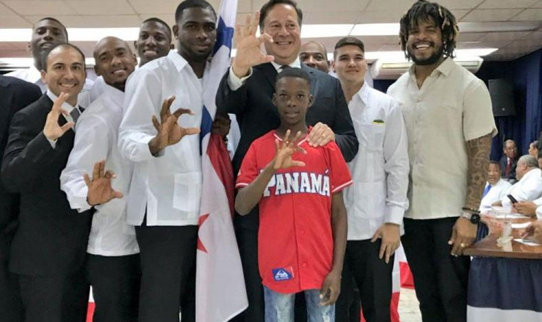 Colón rinde homenaje a sus campeones