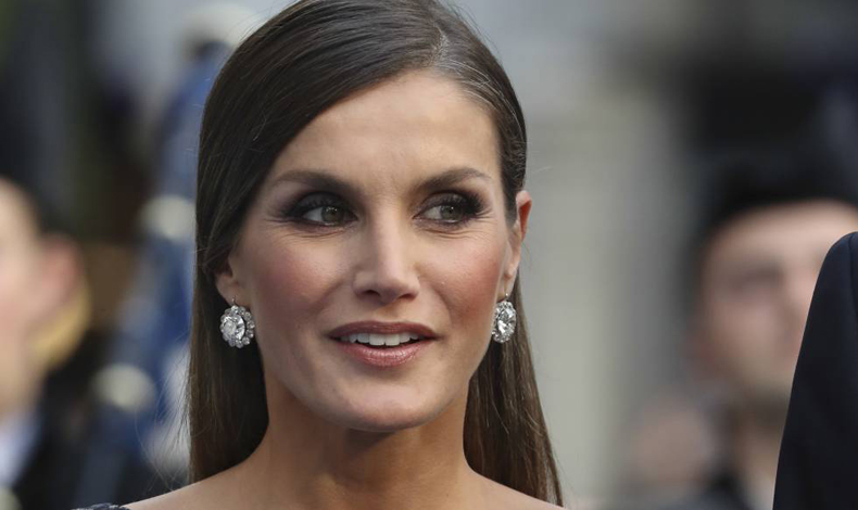 Para los premios Prncipe de Asturias 2018 la Reina Letizia luce prendas de Carolina Herrera