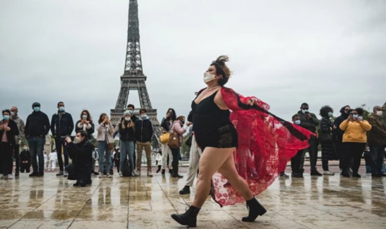 Mujeres de Tallas grandes desfilaron en la Torre Eiffel en Pars por la Diversidad