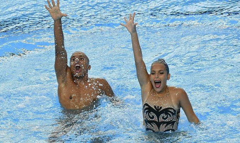 Pareja que participó en el Mundial de nado sincronizado queda en el puesto 11