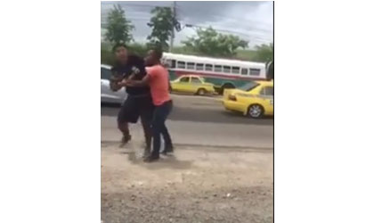 Choque entre conductores causa pelea entre ellos