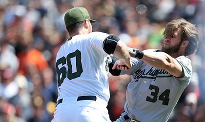 Pelea entre Harper y Strickland termino en suspensin para ambos