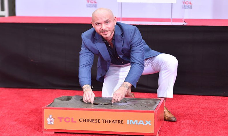 Pitbull dej sus huellas en el Teatro Chino de Hollywood