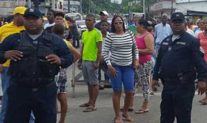 Manifestaron y trancaron la va por desborde de aguas servidas en Santa Rita