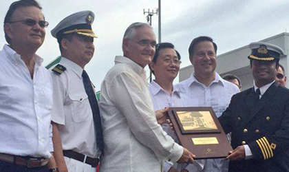 Presidente Valera entrega reconocimiento a trabajadores del Canal Ampliado