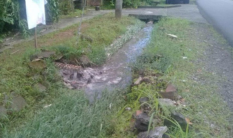 Personas habitantes de la ciudad de David se quejan por el desborde de aguas servidas