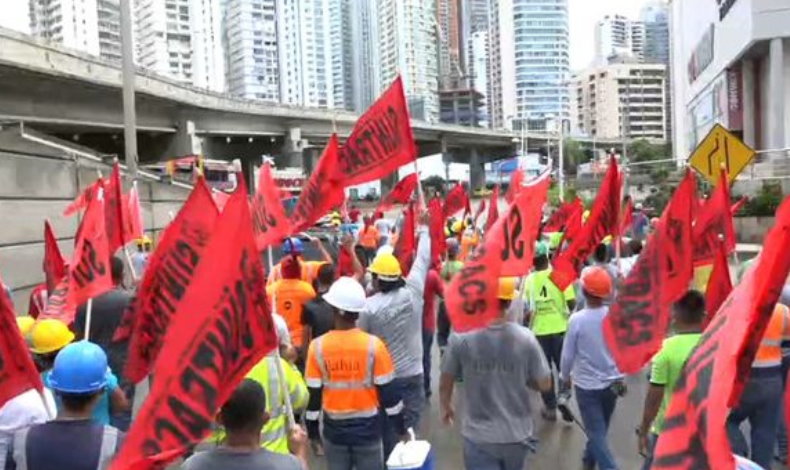 Diversos grupos aprovechan medio da para protestar