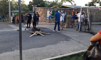 Salieron a la calle a protestar por el mal estado de las vas y la falta de agua