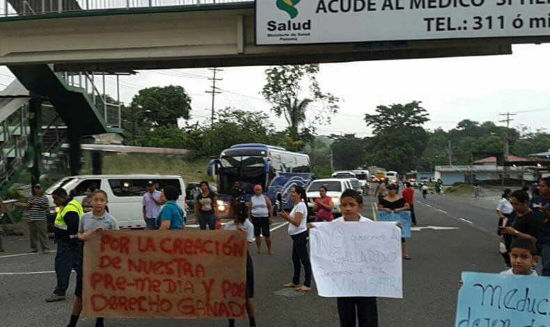 Docentes y padres de familia salen a protestar exigen escuela nueva