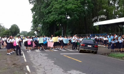 Estudiantes toman va frente al colegio exigiendo profesores