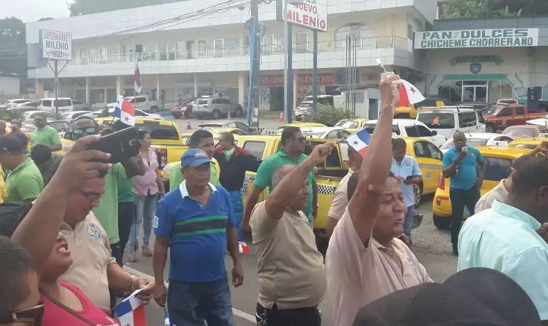 Taxistas protestan contra Uber