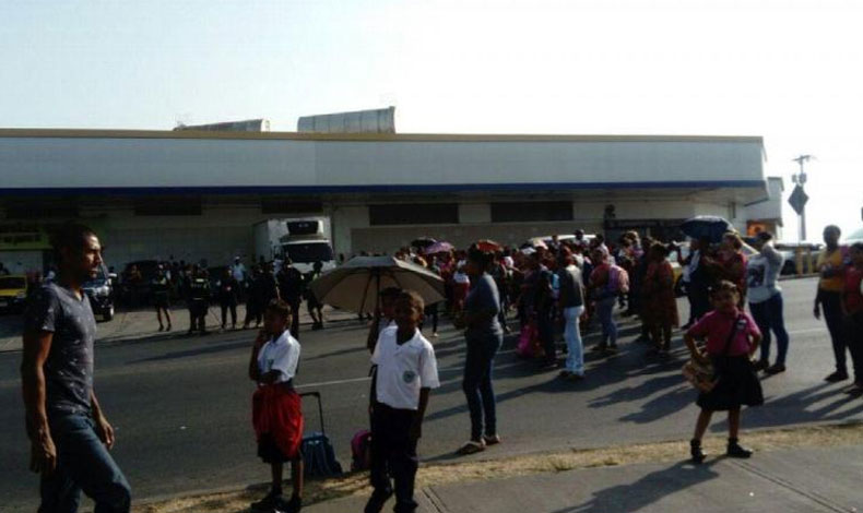 Protestan en Centro Educativo Bsico General de la Siesta por excrementos de palomas