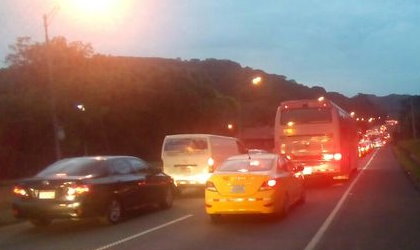 Colosal tranque por choque en Puente de las Amricas