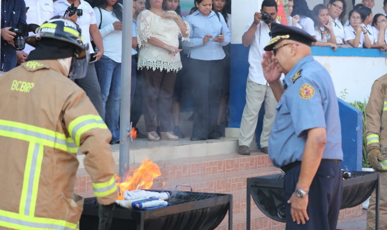 Realizan quema de banderas desgastadas en colegio Jos Daniel Crespo