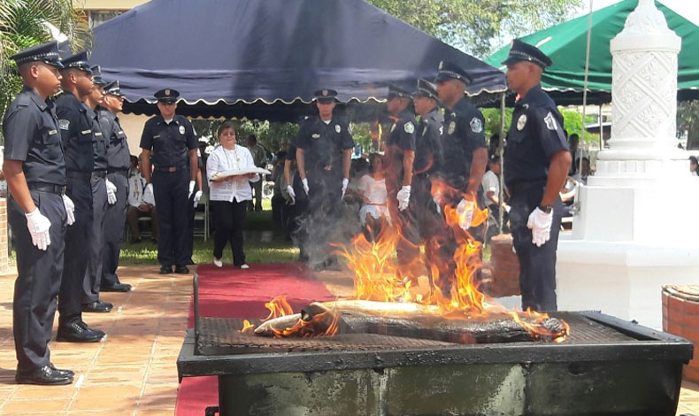 Realizan acto de quema de banderas