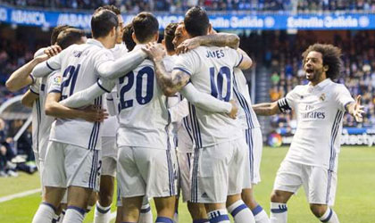Real Madrid golea a La Corua y sigue igualado a la cabeza de la liga con el Barcelona