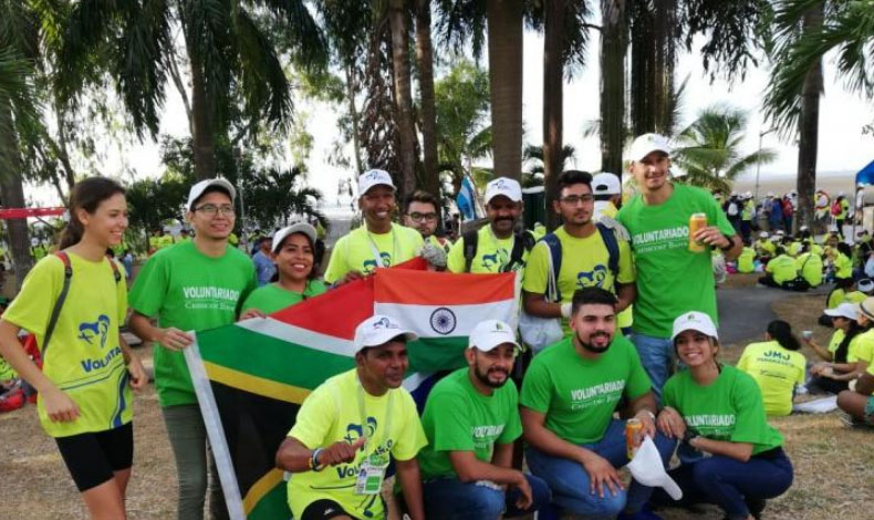 Recolectan basura en Costa del Este voluntarios de la JMJ