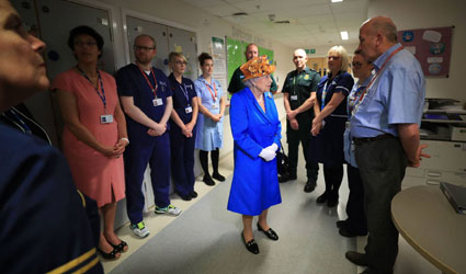La Reina Isabel II hizo una visita al hospital de Manchester